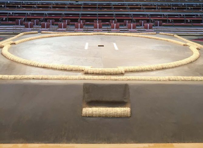 土俵下にマットは敷いてある 土俵周りのあれこれ話